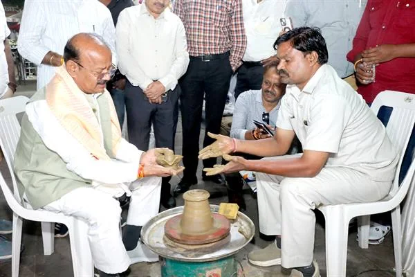 भोपाल हाट में खादी ग्रामोद्योग वेबसाइट शुभारंभ